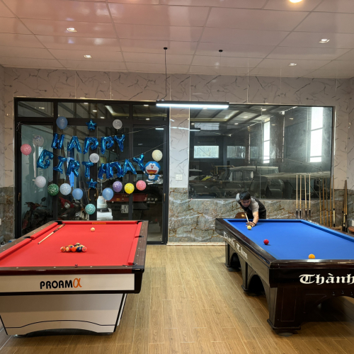 Hoàn Thành cho anh trai giải trí tại nhà